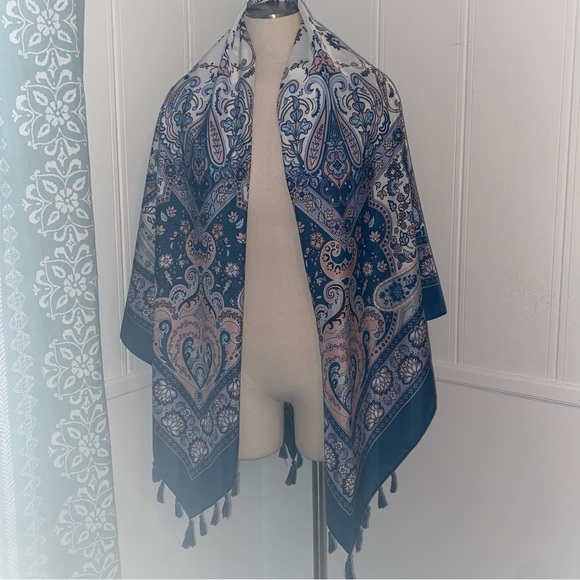 Elegant Paisley Shawl with Tassels blue - Picture 2 of 3